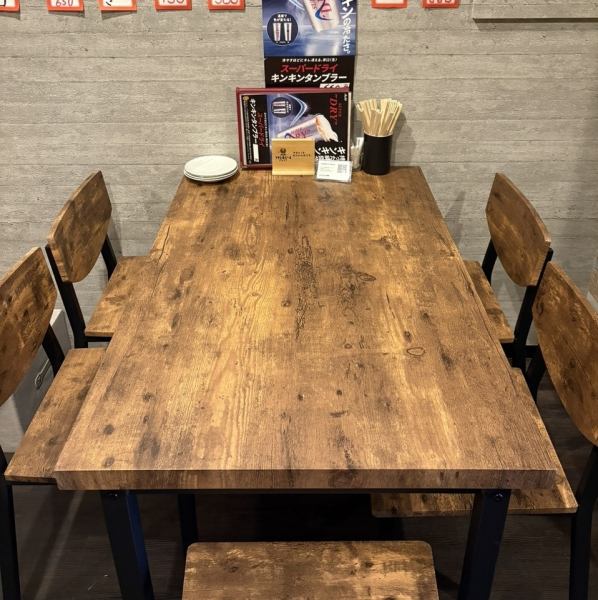 当店のテーブル席は、2名様～ご利用可能でロールスクリーンで仕切りもできる席となっております。また、店内は落ち着いた雰囲気で統一した空間となっております。お食事をされる方はもちろん、飲み会や女子会合にも最適です。ご家族でのお集まりや、ご友人とのお集りにもぴったりです。ご不明な点はお気軽にスタッフまで♪
