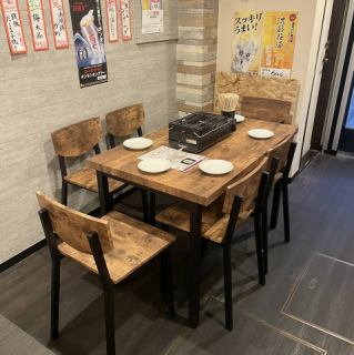 <下班后独自小酌或商务旅客的理想之选！> 享受舒适的餐桌座位！在本餐厅，您可以品尝到以新鲜海鲜和刺身烹制的美味佳肴。这里是下班后小酌一杯或出差途中歇脚的理想之选。在轻松的氛围中，享用暖心美食和饮品。欢迎随时光临♪