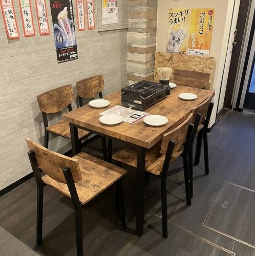 <下班后独自小酌或商务旅客的理想之选！> 享受舒适的餐桌座位！在本餐厅，您可以品尝到以新鲜海鲜和刺身烹制的美味佳肴。这里是下班后小酌一杯或出差途中歇脚的理想之选。在轻松的氛围中，享用暖心美食和饮品。欢迎随时光临♪