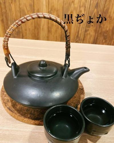 【肉好きを唸らせる焼鳥屋の本気。】

@hanabusa_arae【7種の牛串がある店　焼鳥居酒屋はなぶさ】
大将が作る本気の7種類の牛串、焼き鳥は肉好きを唸らせる🍗
厳選された九州産のお肉と、お野菜の数々はお客様も満足いただけること間違いなし💪

牛串の中でも特におすすめしたいのが黒毛和牛の４つの部位を贅沢に使った
✨1日10本限定【幻のつくね】✨
皆様に愛され14000本突破しました‼️

そのほか、サーロイン・赤牛・トモ三角・イチボ・カイノミ・中落ちの牛ぐしはどれも絶品✨
香りの良いブラックペッパーと塩にこだわったシンプルに素材の味をお楽しみいただけます！
お好みに合わせてお召し上がりください。

牛串だけじゃない❗️
豚串と焼き鳥もおすすめです♪
霧島山麓バラは甘めの味わいで柔らかくてジューシー✨
名古屋コーチンはジューシーなももとさっぱりなむねをご用意。

厳選素材が彩る肉料理の万華鏡🍖
・牛すじ煮込み
・国産黒毛和牛　イチボステーキ
・宮崎牛レアカツ
焼き、煮込み、揚げなど、部位ごとに最適な調理を行い、店主厳選の新鮮野菜を添えてご提供いたします👌

鹿児島県から取り寄せたいも焼酎『伽羅蜜（キャラミツ）』はロックがおすすめ❗️
さらに、時期ごとに入れ替わる日本酒、常に５本ご用意しています🍶
長年炭と向き合う店主が手掛ける渾身の串や一品料理を、ぜひお好きなお酒とともにお召し上がりください💁‍♂️

おひとり様も歓迎いたします❗️「お一人様焼き鳥セット」もございますのでごゆっくりとお過ごしいただけます。

西新駅や別府駅で居酒屋をお探しの際は当店で🍻
ご夫婦、ご家族での夕食やカジュアルな接待、デートのディナーなど、美味しいものを掘りごたつ席や半個室で気軽にご利用ください🌃

喫煙者様に朗報！
喫煙席ではタバコを吸いながらお食事も楽しめちゃいます🚬
分煙対策もしっかり◎

皆様のご来店心よりお待ちしております🙇‍♂️🙇‍♀️
#福岡肉
#居酒屋福岡
#荒江居酒屋
#牛串焼
#福岡焼き鳥ランキング
#居酒屋福岡市
#福岡焼き鳥オススメ