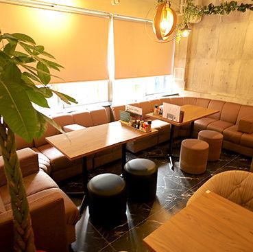 ◆◇団体様、女子会、飲み会利用にも◇◆貸切大歓迎♪20名様～36名様での貸切利用が可能★お気軽にご相談ください！居心地の良いシックで清潔感のある店内！女子会飲み会利用にもピッタリなテーブル席もご用意しております♪広々としたカウンターはお一人様歓迎◎インスタもやってます◎marukamigyozaで検索してください♪