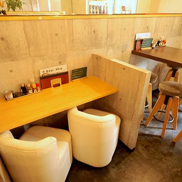 ◆◇気軽に入れる餃子バル◇◆おひとり様も大歓迎！当店はカウンター席を多くご用意しておりますので、お仕事終わりのサク飲み利用にもピッタリ♪