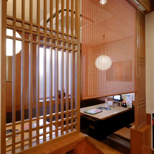 4名様用の掘りごたつ席が11席ご用意されていますので、プライベート感あふれる空間で気軽に焼肉を楽しむことができます。１席4名様のため友人や家族との楽しいひとときを存分に満喫できます。また宴会や特別な集まりにもぴったりの席ですので安心してご利用ください。