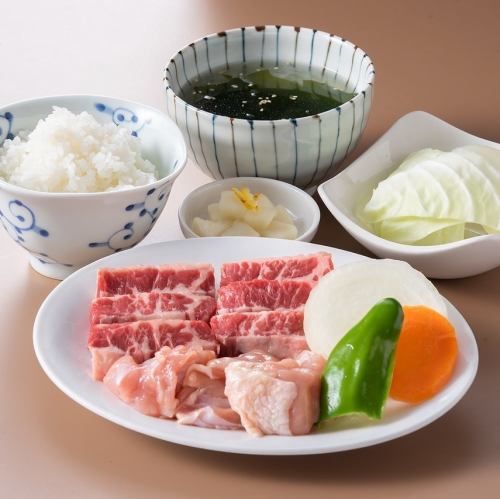 米饭分量很足,而且免费!还有很多丰盛的菜品可供选择!