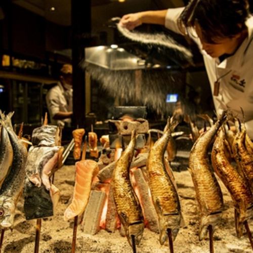 当店名物！日替わりの仕入れ内容によって変わる海鮮炉端焼きはぜひ頼んで欲しい一品。