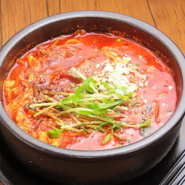 【当店の看板メニュー】旨辛スープと深いコクがやみつきになる!大満足のユッケジャン定食