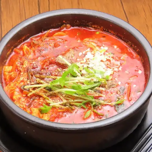 【当店の看板メニュー】旨辛スープと深いコクがやみつきになる!大満足のユッケジャン定食