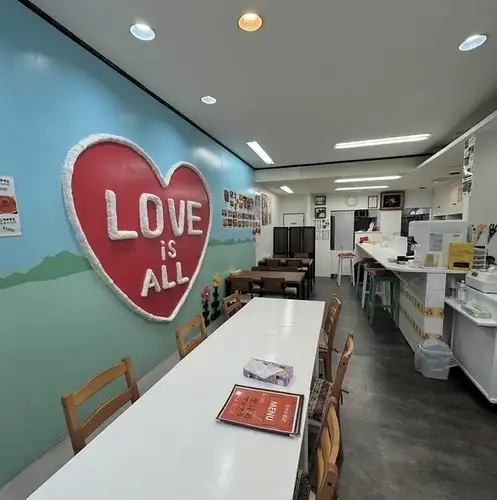 넓은 자리에서 그룹 마시는