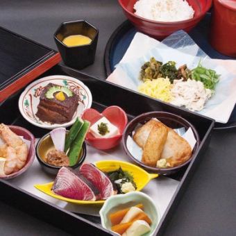 【特別晚餐】前菜7種拼盤+奄美雞飯～附一杯飲料2,700日元⇒2,200日元