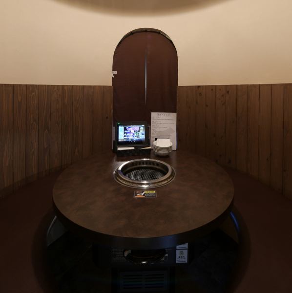 [Semi-private room] The semi-private room that can be used by 1 to 2 people is recommended for couples to grill meat and date.As it is a round table style, you can enjoy yakiniku comfortably and spaciously.