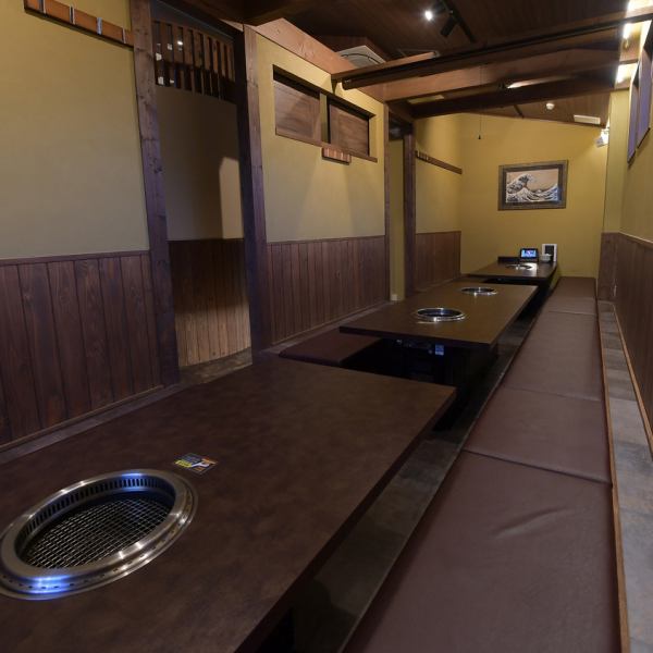 [Large room] The large room that can seat up to 20 people has a partition, so it can be used for small to large groups of banquets, yakiniku, and dinner parties.A long table is available for 8 people, so please feel free to visit us even if you are a group.