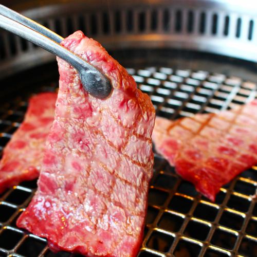 『맛있음에의 추구를 아끼지 않는 엄선한 국산 흑모 와규』