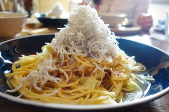 A course of sashimi served in a bucket and a mountain of whitebait with peperoncino, including 100 minutes of all-you-can-drink, for 5,000 yen (tax included)