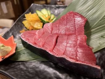 Tuna sashimi and fried chicken course with 100 minutes of all-you-can-drink for 5,500 yen (tax included)