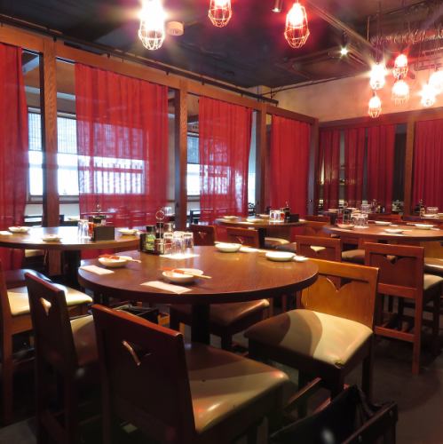 [适合2-4人]商店的地板，红色的窗帘散发出复古的气息。桌椅可供2人使用。我们将根据人数准备座位。如果您品尝正宗的中国菜，请来我们的商店！
