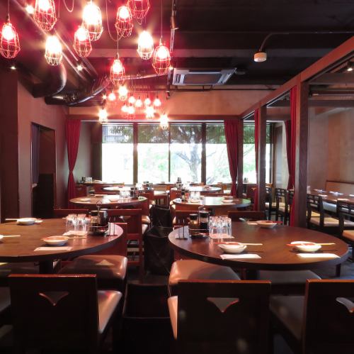 Table seats on a spacious floor.Please enjoy our authentic Chinese cuisine and chat with us in the retro interior based on red.It's very popular! [We also accept charters and parties ♪] It can be used for 40 to 70 people, standing up to 80 people.