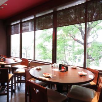 [適合4至5人]窗戶上的圓桌，帶有開放感和綠色感。您可以從窗戶向窗外望去，享受輕鬆的用餐體驗。這是一個易於使用的座位，適合4至5人的小團體。盡快預約！