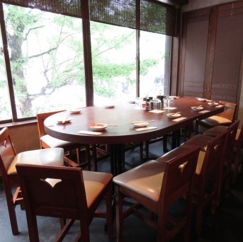 【About 10 people ◎】 We have open table seats with large windows.We will adjust the seating according to the number of people.Have a blissful time in a bright space where you can enjoy the view outside through the window.