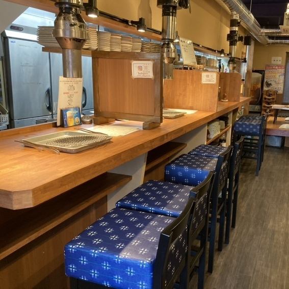 デートや誕生日記念日に♪カウンター席毎に仕切りがあり、感染症対策もバッチリです！