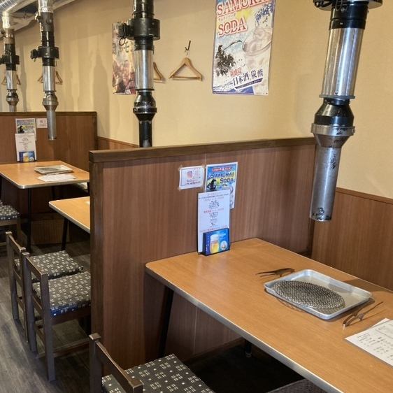 壁に面しているテーブル席。カップルシートとしての利用も◎