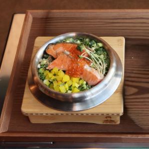 焼き鮭とイクラの釜飯