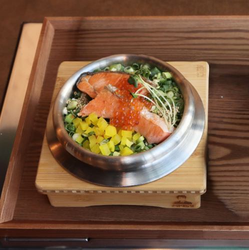 焼き鮭とイクラの釜飯