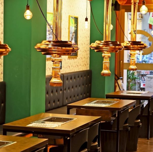 【本場韓国さながらの雰囲気】店内は広々としていて、本場韓国さながらの雰囲気がございます。韓国大手チェーンだからこそ提供できる本格的な韓国料理と共に、まるで韓国旅行にいったかのような心温まるひとときをお楽しみください。