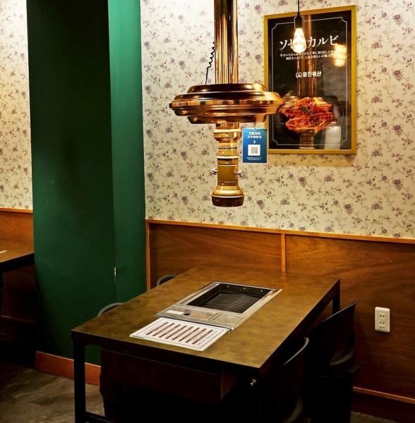 【気軽に立ち寄れる居心地】お店は居心地が良く、アットホームな雰囲気が漂っています。お仕事帰りに気軽に立ち寄れる立地も魅力です！また、テーブル席は4名様席を中心に、3名様席と6名様席までございますので、シーンに合わせてご利用ください。