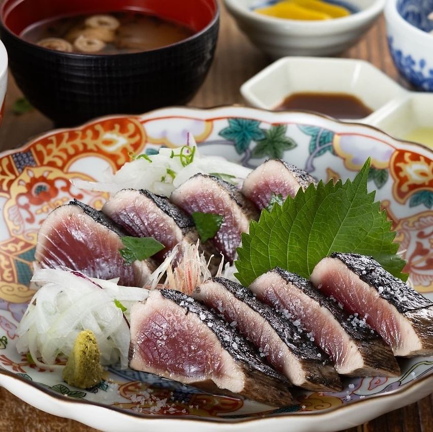 藁の香りをまとった鰹のたたきのタレと塩を楽しむセット◎