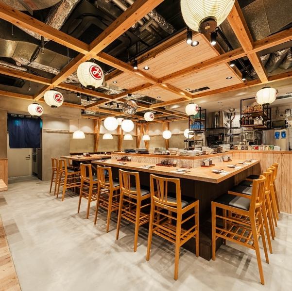 木材をを随所に配した和モダンな空間が広がる当店は、まさに都会の喧騒を忘れる隠れ家のような雰囲気です。活気あるカウンター席でお食事やデートをお楽しみください◎藁焼きの調理風景を見ることができる特別席もございます！