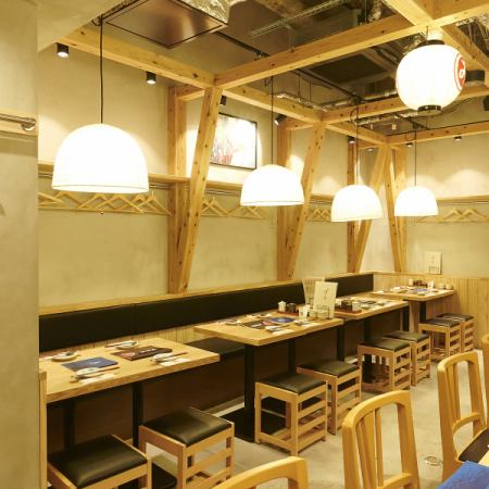 【テーブル4名×10卓】和の趣とモダンが融合した開放的な空間。提灯が彩るフロアには、グループ利用に最適なテーブル席が充実。宴会からカジュアルな食事まで幅広く対応可能です。