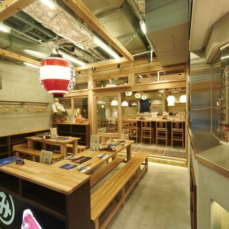 【テーブル席6名×2卓】モダンな雰囲気と開放感が魅力の店内。広々としたテーブル席は、お仲間との楽しいひとときやご宴会に最適です。多彩なシーンでご利用ください。