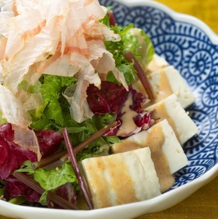 極薄鰹削りと田舎豆腐のサラダ