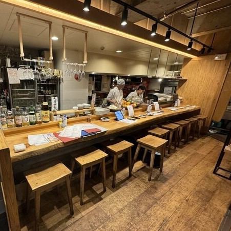 博多駅からほど近い好立地な当店は、木のぬくもりが感じられるお席が自慢です♪家族やご友人、職場の同僚と過ごす大切なひとときにぴったりな空間です♪豊富なメニューの中でも、魚介がオススメ。魚介以外の料理にもお店のこだわりが溢れています。