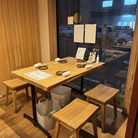 どこか懐かしさを感じさせる店内でごゆっくりどうぞ。木の温もりを感じるどっしりとしたテーブル席をご用意しております。プライベートやご家族連れはもちろん、常連さんから県外のお客様まで幅広くご来店いただいております！お気軽にご利用くださいませ。