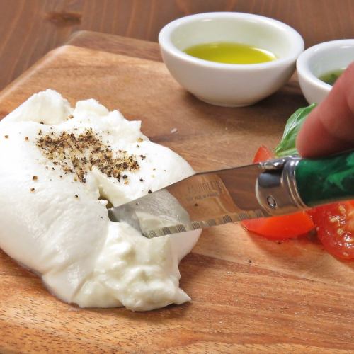 イタリア、プーリア産、幻のフレッシュチーズ「ブッラータチーズ」