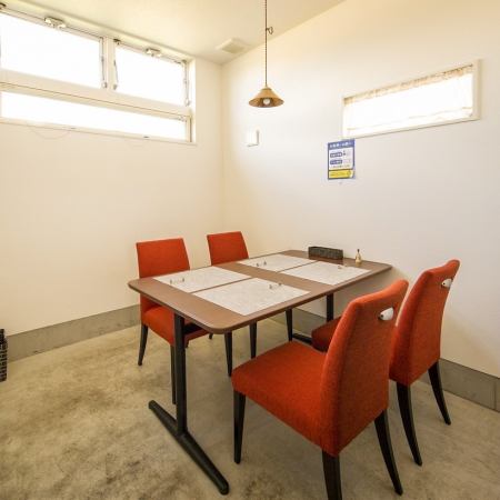 A completely private room with 2 limited rooms where you can relax and relax with a door! You can enjoy a private space that is perfect for important days such as dates and entertainment.It can accommodate up to 4 people.