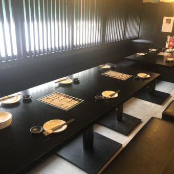 落ち着いたテーブルでゆっくりお食事を楽しむ。小規模～大人数まで大歓迎です。