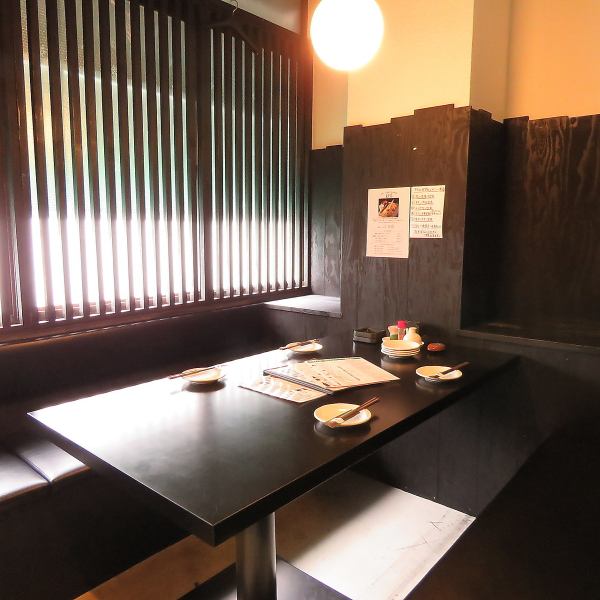 落ち着いた雰囲気の店内は、接待や宴会にも最適な広々とした空間。2階では紙タバコの喫煙も可能です。4名掛けテーブル6卓、6名掛けテーブル2卓を配置し、席の間隔にもゆとりを持たせているため、ゆったりとくつろげます。さらに、ロールカーテンで仕切ることができ、プライベートな会話を大切にしたいシーンにもピッタリ！