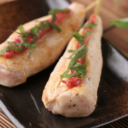 【秘伝のタレが食欲をそそる】鶏肉と豚肉の様々な部位を楽しめる、ジューシーな鉄板串焼き 