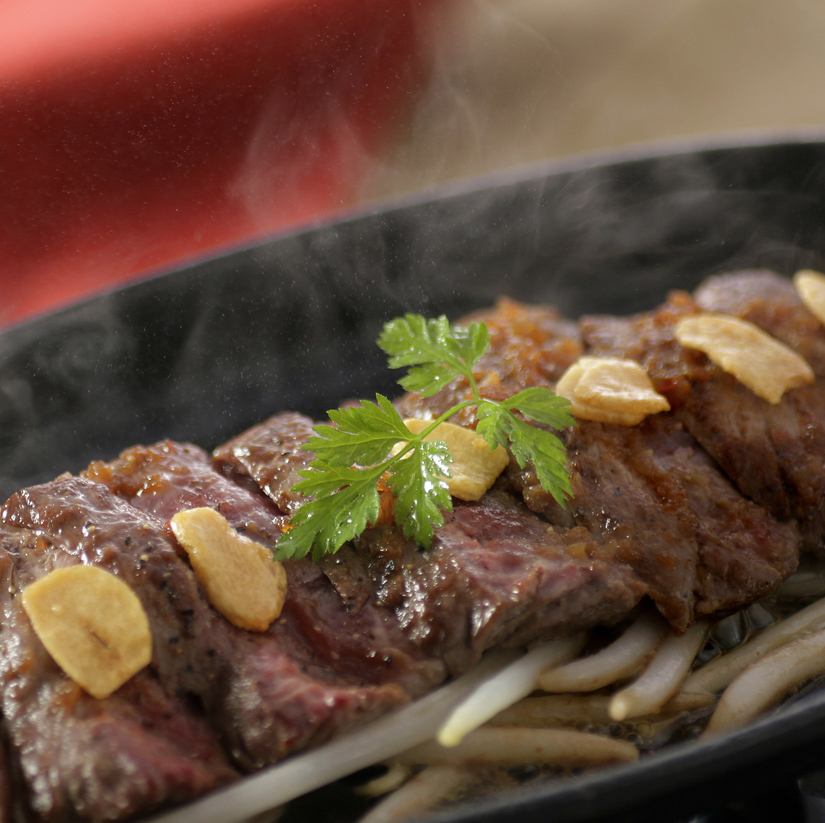 当店自慢の牛ハラミステーキはサイズも選べて 1078円(税込)～！