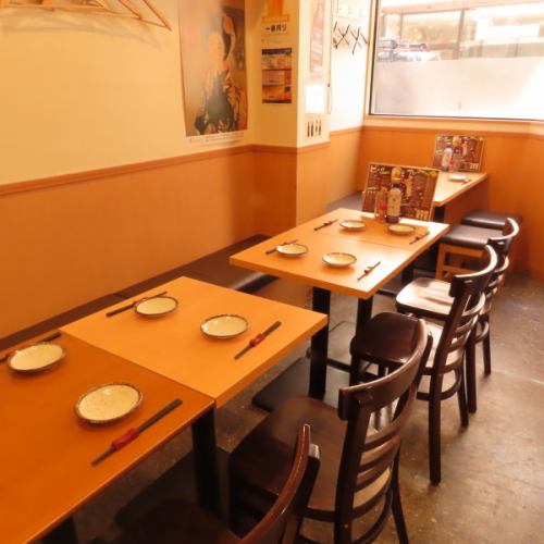 <p>【テーブル席でゆったり！少人数から大人数まで、幅広いシーンに対応◎】少人数での飲み会はもちろん、会社宴会や同窓会など大人数でのご利用もお任せください！広々としたテーブル席は、会社の仲間とワイワイ飲みたい時にも最適です。さまざまなシーンに合わせてご利用いただける、居心地の良い空間をご提供します♪</p>