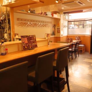 カウンター席ございます。