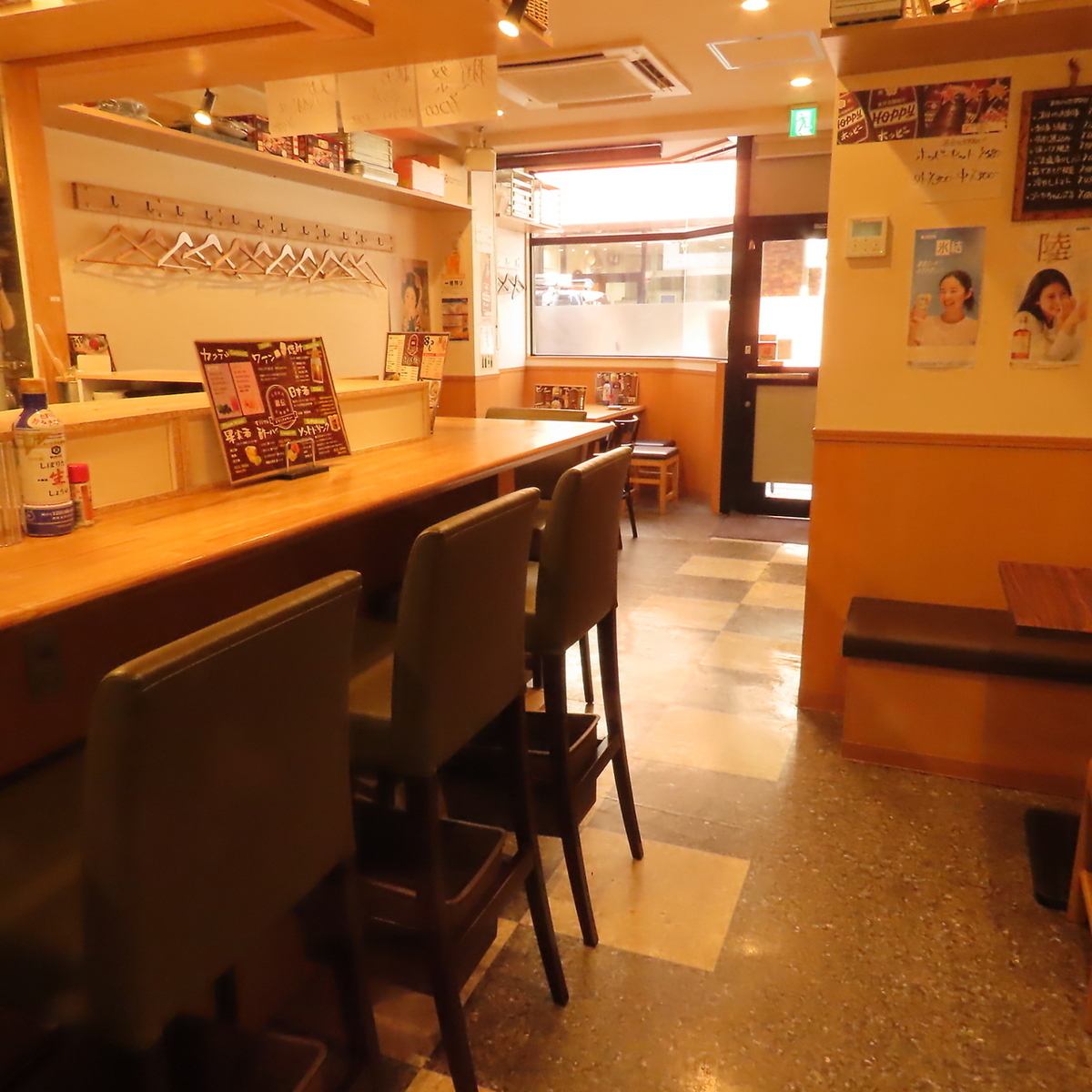 広々とした店内は木の温もりを感じられる落ち着いたゆったり空間