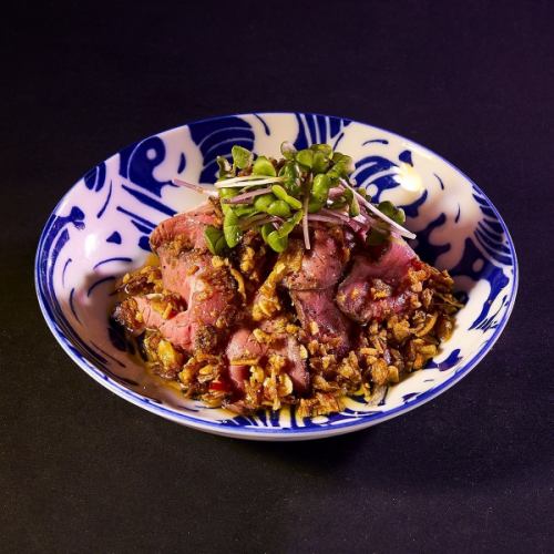 “美味的瘦牛肉片搭配清爽的蒜醬”