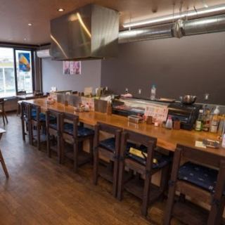 調理の様子を見ながらお料理とお酒を楽しめる、カウンター席が人気です♪お一人様はもちろん、カップルやご友人でのご利用や、仕事終わりに同僚とサクッと飲む時にもカウンター席がオススメです☆ぜひご利用ください♪