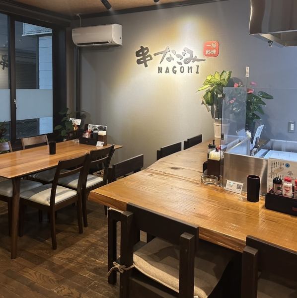 お一人様でも気軽に立ち寄れるカジュアルな雰囲気のカウンター席もございます！新鮮な食材を使用した一品料理や、揚げたてサクサクの串カツを、ごゆっくりお楽しみいただけます♪お一人様はもちろん、カップルやご友人でのご利用や、仕事終わりに同僚とのサク飲みにもオススメです☆