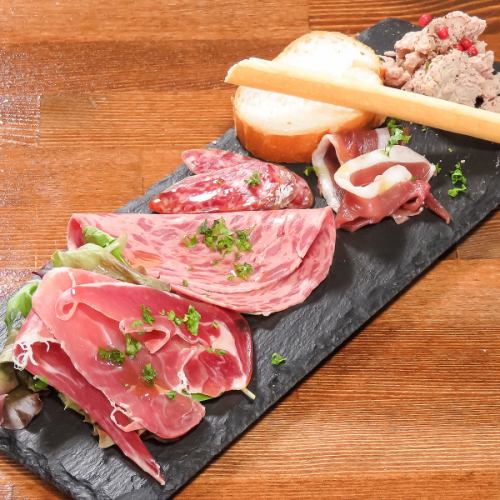 Charcuterie (assorted meat appetizers)