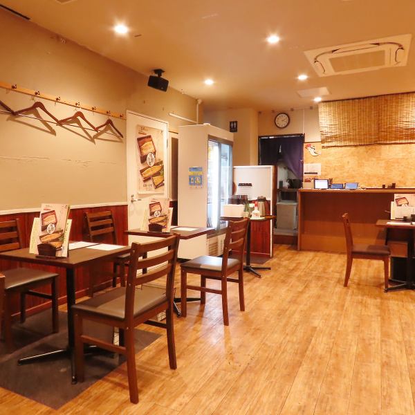 【ファミリーのご利用も大歓迎♪】ゆったり座れるテーブル席があり、ご家族での食事にも利用しやすい落ち着いた雰囲気です。お子様連れでも過ごしやすい温かみのある店内で、幅広い年代の方に親しまれています。ランチや週末のお食事、カジュアルな外食にも気軽に使える鰻専門店です。