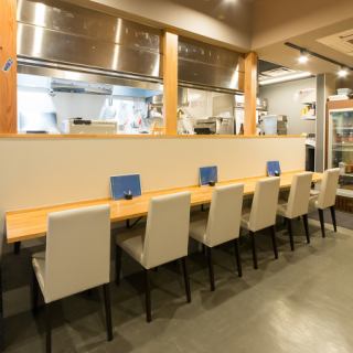 吧台座位有空位